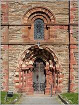 Kirkwall. Der Sdeingang der St. Magnus Kathedrale gehrt zu den ltesten Bauteilen und wurde bereits im 12. Jahrhundert erbaut. 02.05.2017