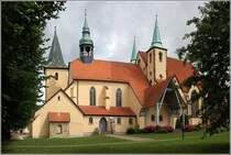 Wallenhorst. Die Kirche St. Johannes des ehemaligen Klosters Rulle. Das Kloster wurde 1230 gegrndet und 1803 aufgelassen. Die heutige Form der Kirche entstand in den Jahren 1927 bis 1930 im Heimatschutzstil. Die bereits 1233 erbaute Kirche St. Ulrich ist bei der Umgestaltung einbezogen worden. 15.07.2017