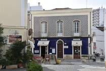 PORTIMO (Concelho de Portimo), 09.02.2017, ein mit Azulejos versehenes Haus in der Fugngerzone