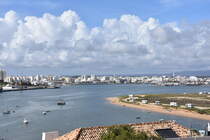 PORTIMO (Concelho de Portimo), 14.02.2017, Blick auf die Stadt vom gegenberliegenden Ufer des Rio Arade