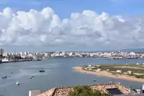 PORTIM�O (Concelho de Portim�o), 14.02.2017, Blick auf die Stadt vom gegen�berliegenden Ufer des Rio Arade