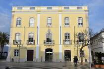 LAGOS (Concelho de Lagos), 17.02.2017, das frhere Gebude der Cmara Municipal beherbergt heute die Polizei (links) und das Tourismus-Bro (rechts)