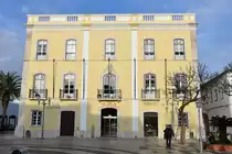 LAGOS (Concelho de Lagos), 17.02.2017, das fr�here Geb�ude der C�mara Municipal beherbergt heute die Polizei (links) und das Tourismus-B�ro (rechts)