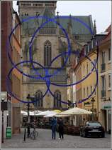 Osnabrck. Blick vom Dom zur Marienkirche. An nur einem Standort ordnen sich die Linien zur Kunstinstallation  Vier Blaue Kreise . Sie wurde von Felice Varini und seinem Team auf Initiative der Kunsthalle Osnabrck angebracht und wird Anfang November 2017 wieder entfernt. Sie besteht aus handbemalten Aluminiumklebestreifen. 16.07.2017