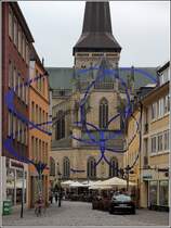 Osnabrck. Blick vom Dom zur Marienkirche. Am 16.07.2017 sprangen mir blaue Linien ins Auge. Sie sind Teil einer Kunstinstallation, die Felice Varini mit seinem Team auf Initiative der Kunsthalle Osnabrck erstellt hat. Anfang November 2017 soll sie wieder entfernt werden. 