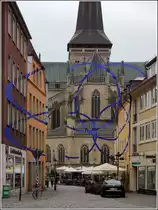 Osnabr�ck. Blick vom Dom zur Marienkirche. Am 16.07.2017 sprangen mir blaue Linien ins Auge. Sie sind Teil einer Kunstinstallation, die Felice Varini mit seinem Team auf Initiative der Kunsthalle Osnabr�ck erstellt hat. Anfang November 2017 soll sie wieder entfernt werden. 