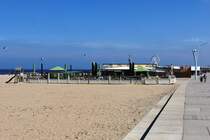 DEN HAAG, Ortsteil Scheveningen, 06.05.2017, Uferpromenade mit Strandcafs