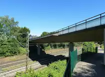 Gundelfingen, die Stra�enbr�cke der K4915 f�hrt �ber die Gleise der Rheintalbahn, Juli 2017