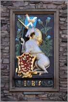 Edinburg. Das alte Wappen des Knigreichs Schottland findet sich an einem Gebude in der Nhe des Holyroodhouse. 03.05.2017