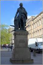 Edinburg. Dem Moralphilosophen und Begrnder der klassischen Nationalkonomie Adam Smith wurde in der High Street ein Denkmal gesetzt. 03.05.2017