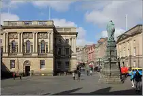 Edinburg. Die Law Courts am West Parliament Square. Rechts im Bild der Lawnmarket und das Denkmal des Duke of Buccleuch. 03.05.2017
