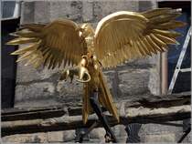 Edinburg. Dieser vergoldete Vogel ziert das im Jahre 1550 erbaute sechsstckige Wohn- und Geschftshaus Gladstone's Land am Lawnmarket. 03.05.2017 