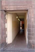 Edinburg. Von der Royal Mile zweigen hufiger kleine Gnge ab wie hier Fisher's Close am Lawnmarket . 03.05.2017 