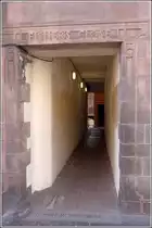 Edinburg. Von der Royal Mile zweigen h�ufiger kleine G�nge ab wie hier Fisher's Close am Lawnmarket . 03.05.2017 