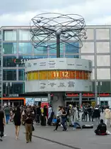 Berlin-Mitte: Auf dem Alexanderplatz steht die 1969, zum 20. Jahrestag der DDR, erbaute Urania-Weltzeituhr. Der beliebte Treffpunkt f�r Berliner und Touristen steht seit 2015 unter Denkmalschutz. (13.07.2017)