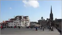 Edinburg. Die �stliche Bebauung der Esplanade mit den Geb�uden des Ramsay Garden (links). Rechts �berragt der Turm der ehemaligen Tolbooth Church die umliegenden Geb�ude. Der ehemalige Kirchenbau wurde zum Veranstaltungszentrum The Hub umgebaut. 03.05.2017 