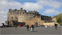 Edinburg. Edinburgh Castle beherrscht durch seine Lage auf dem Castle Rock das Stadtbild. Urkundlich nachweisbar gab es die Burg bereits im 14. Jahrhundert. Vermutete frhere Burganlagen lassen sich bislang nicht nachweisen. 03.05.2017 