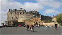 Edinburg. Edinburgh Castle beherrscht durch seine Lage auf dem Castle Rock das Stadtbild. Urkundlich nachweisbar gab es die Burg bereits im 14. Jahrhundert. Vermutete fr�here Burganlagen lassen sich bislang nicht nachweisen. 03.05.2017 