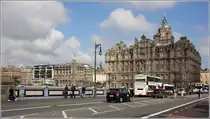 Edinburg. Die North Bridge mit dem im Viktorianischen Stil erbauten und 1902 er�ffneten Balmoral Hotel. 03.05.2017 