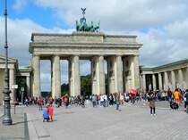 Berlin-Mitte: Das Brandenburger Tor wurde von 1789 bis 1793 nach Entwrfen von Carl Gotthard Langhans erbaut. Es ist das einzig erhaltene Berliner Stadttor und eines der bekanntesten Wahrzeichen von Berlin. (13.07.2017)