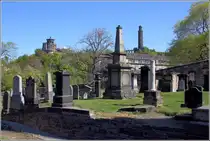 Edinburg. Blick vom Old Calton Cemetery zu den Geb�uden auf dem Calton Hill. 03.05.2017 