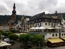 Innenstadt von Cochem an der Mosel, u.a. mit der Pfarrkirche St. Martin und der Pizzeria  La Baia . [Ende Juni 2016]