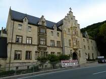 Sdroute der Strae der Romanik: Bad Ksen, OT Schulpforte - Landesschule Pforta des Landes Sachsen-Anhalt. Hier im Bild das Torhaus, erbaut von 1854-1860, direkt an der heutigen B87. Die Historie der Schule geht auf das Jahr 1543 und des Klosters zur Pforte auf das Jahr 1137 zurck. Im 13. Jahrhundert gab es sogar ein Krankenhaus auf dem Gelnde des Klosters. Heute befindet sich hier ein Internatsgymnasium fr begabte Jungen und Mdchen mit den Schwerpunkten Sprache, Musik und Naturwissenschaften. (11.07.2017)