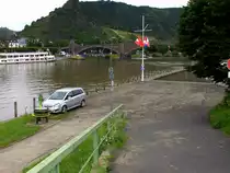 Nach ein paar Tagen hat sich der hohe Wasserstand der Mosel in Cochem wieder gelegt, sodass wieder ein Auto (das �brigens im Parkverbot steht) dort Platz findet. [Ende Juni 2016]