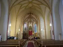 Sch�nau, neugotischer Innenraum der Pfarrkirche St. Stephan (25.12.2016)
