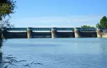 Burkheim, Blick auf das Wehr vom Altrhein aus, durch das Wehr wird der Altrhein vom schiffbaren Rheinseitenkanal abgetrennt, Juni 2017