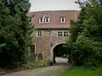 Laucha an der Unstrut, Schlo� Burgscheidungen, das sp�tgotische Torhaus (1667) an der westlichen Vorburg. Blick vom Innenhof. (15.07.2017)