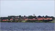 Broager. Der Ort mit dem markanten Doppelkirchturm liegt an der Flensburger F�rde und geh�rt zur S�nderborg Kommune. 05.07.2017