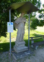 Hausen an der Mhlin, die historische Nepomukstatue steht seit 1960 am Ortseingang, Mai 2017