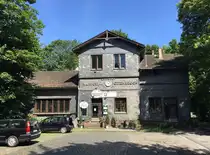 Das fr�here Empfangsgeb�ude Wuppertal-Ottenbruch (teilweise schieferverkleideten Fachwerkkonstruktion) an der ehemaligen Nordbahntrasse wird als Gastronomiebetrieb genutzt (Aufnahme vom 21.07.2017). Die Stra�e zu dem Geb�ude besteht aus Kopfsteinpflaster.