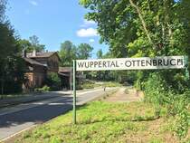 Die Nordbahntrasse ist in Wuppertal ein beliebter Rad- und Fu�weg abseits der Stra�en. Das ehemalige Empfangsgeb�ude am alten Haltepunkt Wuppertal-Ottenbruch l�dt zu einer Rast ein (Aufnahme vom 21.07.2017). In den Vormittagsstunden an einem Werktag ist hier noch geschlossen, aber auf der Trasse ist gut zu tun, jetzt in der Sommerferienzeit.