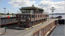 Kiel. Zwischen den neuen Holtenauer Schleusen steht dieses Gebude. Oben arbeiten die Schleusenwrter, im Erdgeschoss befindet sich ein Kiosk. Der Kiosk wird gerne von Seeleuten whrend des Schleusenvorgangs fr einen schnellen Einkauf genutzt. 05.07.2017