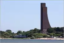 Laboe. Das Marine-Ehrenmal entstand in den Jahren 1927 bis 1936. Davor ist das Museums-U-Boot U 995 zu sehen. 05.07.2017
