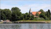 Sehestedt. Die Gemeinde geh�rt zum Amt H�ttener Berge. Die Kirche St. Peter und Paul entstand um 1200. In der N�he befindet sich die gleichnamige F�hrstelle �ber den Nord-Ostsee-Kanal. 05.07.2017