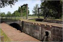 Bovenau. Bei Kluvensiek befindet sich eine Schleuse des von 1784 bis 1890 betriebenen Eider-Kanals. Hier fhrte eine 1850 errichtete gueiserne Klappbrcke ber den Kanal. 06.07.2017