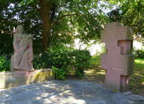 Oberrimsingen, Denkmal fr die Gefallenen der beiden Weltkriege, neben der St.Stephanskirche, Mai 2017