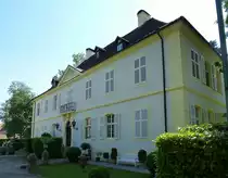 Oberrimsingen, das Schlo� Rimsingen von der Stra�enseite, 1733-76 aus einem ehemaligen Gutshof zum Schlo� erweitert und umgebaut, im fr�hklassizistischem Stil, Mai 2017