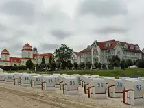 Kurhaus Binz mit Strandk�rben im Vordergrund am 22. Juli 2017.