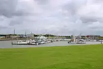 Der Westhafen von Norddeich bei Niedrigwasser. [24.7.2017 - 16:57 Uhr]