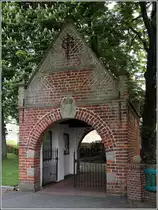 Nordenham. Durch dieses Torhaus gelangt man zur St.-Hippolyt-Kirche im Ortsteil Blexen. Es wurde 1711 erbaut, zur Zeit, als die damalige Grafschaft Oldenburg in Personalunion von der d�nischen Krone regiert wurde. 17.05.2017