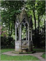 Nordenham. Der Willehadbrunnen auf dem Friedhof der St.-Hippolyt-Kirche im Ortsteil Blexen. Um den Brunnen rankt sich eine Legende mit dem am 09.11.789 in Blexen verstorbenen Missions-Bischof Willehad. Der hier zu sehende Brunnen wurde 1875 von der Gemeinde Blexen errichtet. 17.05.2017