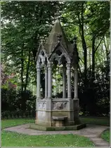 Nordenham. Der Willehadbrunnen auf dem Friedhof der St.-Hippolyt-Kirche im Ortsteil Blexen. Um den Brunnen rankt sich eine Legende mit dem am 09.11.789 in Blexen verstorbenen Missions-Bischof Willehad. Der hier zu sehende Brunnen wurde 1875 von der Gemeinde Blexen errichtet. 17.05.2017
