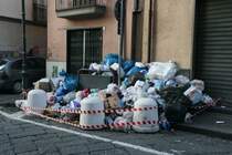 Kampanien und sein M�llproblem.
An dieser Stelle wird der M�ll wenigstens von der Stra�e getrennt. Meisten breiten sich die M�llberge dann auf die Fahrbahn aus und werden von Autos erfasst und breitfl�chig verteilt. Die K�chenabf�lle werden dann zum �belriechenden Erscheinungbild in den schmalen Gassen.