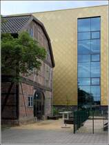 Hamburg-Harburg. Der alte Speicher am Kaufhauskanal wurde in ein Veranstaltungszentrum verwandelt. Dahinter ist das Brogebude Goldfisch errichtet worden. 
02.08.2017