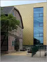 Hamburg-Harburg. Der alte Speicher am Kaufhauskanal wurde in ein Veranstaltungszentrum verwandelt. Dahinter ist das B�rogeb�ude Goldfisch errichtet worden. 
02.08.2017