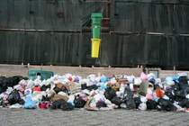 Kampanien und sein Mllproblem.
Als das Problem im Dezember eskalierte, fand ich es ehr traurig. Wenn ich mir aber die Mllberge ansehe, kann ich nur noch lachen. Ca. 50% sind recykelbare Rohstoffe. Ca. 20% kompostierbare Kchenabflle kommen hinzu. Die Tonnen zur Mllsortierung bleiben aber leer.
Es ist schon erstaunlich, wie eine Schuttrutsche den Dreck breitflchig verteilen kann:-)